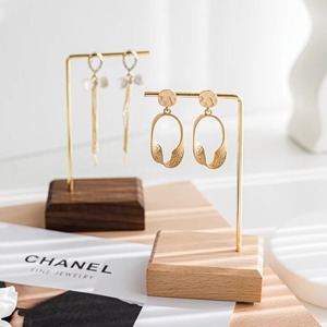 Support à bijoux en or avec plateau rond en bois parfait pour exposer des colliers, des bracelets et des bagues de manière élégante et organisée - Product Image 2