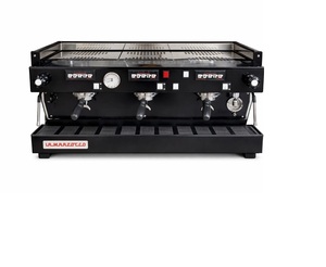Disponible para la venta: Máquina de café espresso comercial La Marzocco Linea Classic AV de 3 grupos - Product Image 1