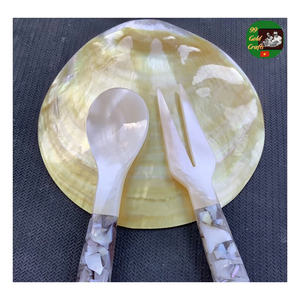 Cuillère et plat en nacre artisanale, plat artisanal pour servir le caviar, cuillère en nacre faite à la main pour une expérience culinaire unique - Product Image 4