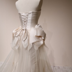 Robe <span class=keywords><strong>de</strong></span> <span class=keywords><strong>mariée</strong></span> coupe A-line transparente sans manches avec péplum en tulle à pétales <span class=keywords><strong>de</strong></span> plumes 3D, style avant-gardiste, sur mesure, vente en gros, directement <span class=keywords><strong>de</strong></span> l'usine - Product Image 6