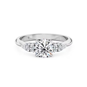 Bague de fiançailles tendance en or massif 14K avec diamant rond flanqué et diamant poire latéral de laboratoire F-VS2, sertie à griffes - Product Image 1