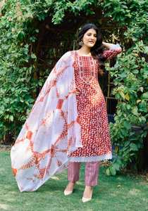 Catalogue complet Salwar Kameez en coton de qualité supérieure imprimé batik, y compris le bas Kurti et le tarif de gros Dupatta pour les vêtements de mariage - Product Image 2