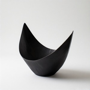 Panier de Noël décoratif en métal percé en or mat, conçu pour recouvrir les bases des arbres avec un charme luxueux et artisanal. - Product Image 3