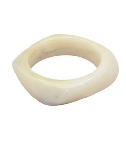 Rond de serviette en résine de marbre beige fait à la main élégant décor de table élégant pour manger parfait pour les paramètres de table de printemps et d'été - Product Image 1