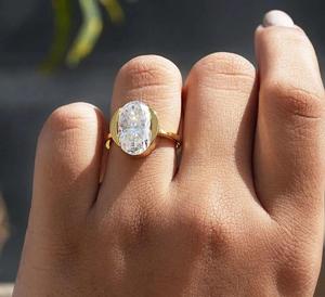 Anillo de compromiso de diamante cultivado en laboratorio de 3.00 ct, estilo vintage, corte ovalado largo, solitario con engaste de bisel, chapado en rodio, oro amarillo de 14K, para fiesta - Product Image 3