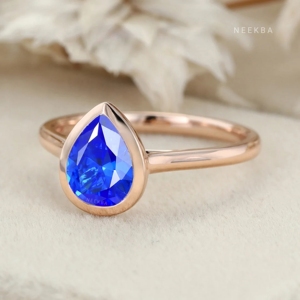 Ajuste de bisel de oro rosa macizo de 14K, anillo Art Deco de zafiro azul cultivado en laboratorio en forma de pera de 8*6mm con opción de cambio de tono de Metal/pureza - Product Image 3