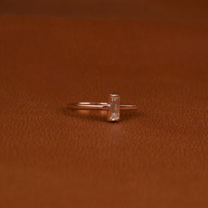 Bague de mariage au design classique simple à la mode Solitaire en or 18KT avec diamant de laboratoire taillé en baguette sur mesure fait à la main certifié IGI - Product Image 5