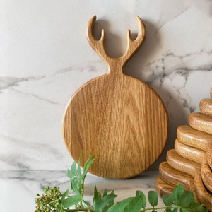 Tabla de charcutería de madera natural con tema navideño, tabla de servir de plato de madera más vendida con asa - Product Image 2