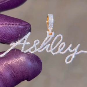 Fábrica de joyería fina, Plata de Ley 925, oro blanco, Diamante personalizado, colgante con nombre cursivo helado, collar de moda certificado GIA - Product Image 1