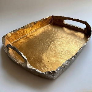 ถาดทรงสี่เหลี่ยมมีสันอันน่าหลงใหลทำจากอลูมิเนียมที่จับทำมือและขอบตกแต่งที่สมบูรณ์แบบสำหรับงานเฉลิมฉลองและความหรูหรา - Product Image 2