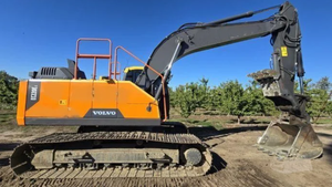 Oferta de subasta de primera categoría para excavadora de cadenas EC220EL 2022 con peso operativo de 55,000 lb y pulgar hidráulico - Product Image 3