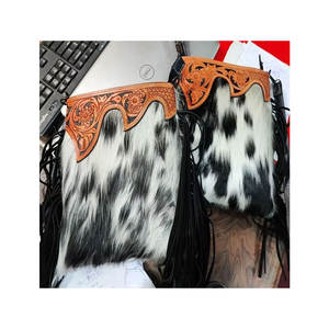 Top fabricant indien sac à bandoulière en cuir noir et blanc fait à la main avec des cheveux en cuir de vachette et des franges en daim marron Style occidental - Product Image 3
