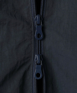 Manteau extérieur en toile avec fermeture éclair pour hommes avec col montant brodé motif coupe-vent coupe-vent à capuche de style de rue - Product Image 3