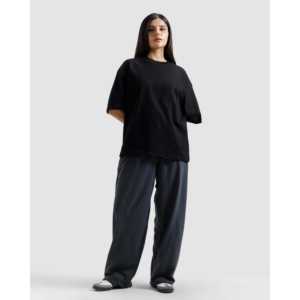 เสื้อยืดคอตตอนออร์แกนิค 100% ทรงบ็อกซี่ ดีเทลไหล่แบบพิเศษ พิมพ์ลายด้วยวิธีการพิมพ์ซิลค์สกรีนและสกรีนพิมพ์ - Product Image 6