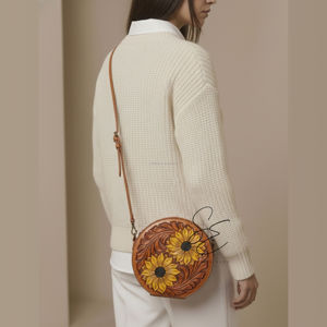Bolso Bandolera de Cuero Genuino Hecho a Mano con Diseño de Girasol, Tallado Floral, Estilo Canteen, para Mujer, Personalizado OEM, Tendencia Occidental - Product Image 3