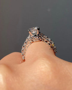 Maravilloso anillo de compromiso solitario de corte redondo de oro blanco macizo de 10 quilates de 3 quilates con acentos de moissanita para mujer - Product Image 2