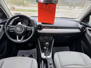 Voiture d'occasion de qualité et abordable, Toyota Yaris LE 2019, conduite à gauche - Product Image 2