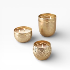 Ensemble de bougeoirs votifs en métal doré avec motif de dentelle découpée complexe pour un style intérieur élégant - Product Image 3
