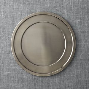 Plato de presentación metálico ideal para conceptos de gastronomía de lujo que ofrece detalles metálicos que se ajustan a la estética de mesas opulentas. - Product Image 1