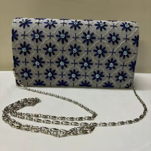 กระเป๋าคลัทช์สำหรับสุภาพสตรีที่ได้รับแรงบันดาลใจจากมรดกและการตกแต่งด้วยมือที่หรูหราสำหรับชุดชาติพันธุ์จากอินเดีย - Product Image 1