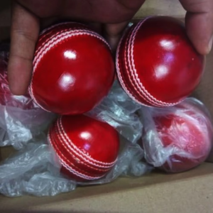 Nueva llegada de pelotas de críquet duras internacionales personalizadas con color personalizado y logotipo profesional pelota de cuero de críquet para exteriores - Product Image 3