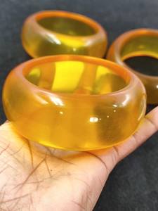 Brazaletes de resina facetada etérea - Product Image 5