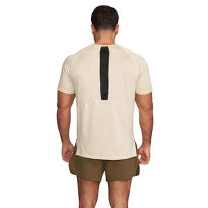 Camiseta de entrenamiento holgada para hombre Kurt-Ivory, transpirable, de secado rápido, ropa deportiva sostenible, camisa de gimnasio ecológica, ropa de gimnasio dorada - Product Image 3