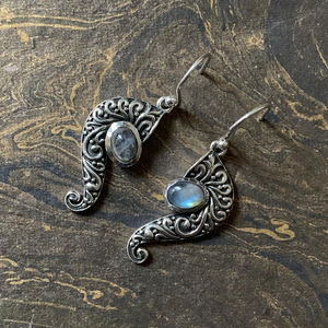 Boucles d'oreilles pendantes en labradorite (5,7 grammes) motif lune pour cadeau - Product Image 1