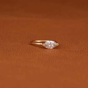 Bague de mariage en or jaune 14 carats avec diamant de laboratoire taille marquise serti clos, design élégant et tendance personnalisé - Product Image 6