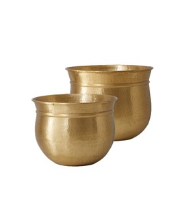 Tazón de servicio de latón macizo con aspecto étnico de diseñador para decorar mesas de Buffet en funciones familiares tradicionales - Product Image 2