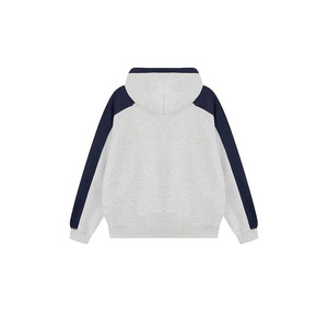 Una sudadera deportiva gris claro con detalles de rayas azul marino y granate en las mangas y un bolsillo frontal tipo canguro. - Product Image 2