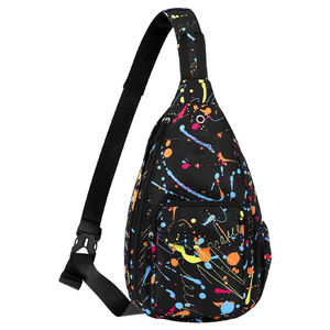 Mochila Unisex Ligera de Una Correa, Totalmente Sublimada, con Diseño Geométrico Moderno y Cadena - Product Image 1