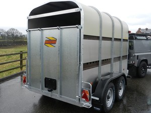 Remolque para Ganado NUEVO/USADO 45HB 10' x 5'8" x 7' del Fabricante, Semirremolque para Caballos y Aves de Corral, Venta al por Mayor, Envío Rápido - Product Image 3