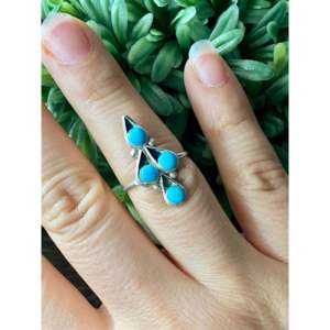 Anillo Navajo Hecho a Mano con Turquesa Sleeping Beauty y Plata de Ley, Joyería Cultural Coleccionable, Talla 6.75 - Product Image 2