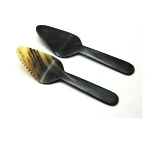 Ensemble de couverts à salade en corne et résine avec cuillère et fourchette en acrylique Aqua Swirl et motif de modèle noir pour la cuisine et l'hôtel - Product Image 1