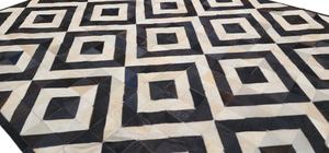 Tapis en patchwork de cuir de vache naturel fait main, noir et blanc, pour intérieurs modernes - Product Image 4