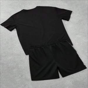 Camiseta Personalizada de Fabricante con MOQ Bajo, Estilo Vintage con Aerógrafo, 100% Algodón Grueso, Diseño de Parches, Impresión DTG, Corte Cuadrado para Hombre - Product Image 2