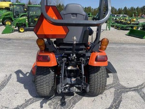 Vente à prix réduit : Tracteur compact Kubota BX23S 4x4 diesel avec chargeur et pelle rétrocaveuse, 23 CV, prêt à être expédié, livraison rapide. - Product Image 4