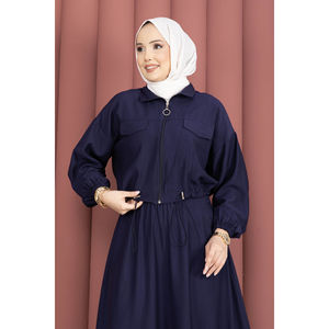 ชุดกีฬาผู้หญิงสีน้ำเงินกรมท่า เสื้อครอปและกระโปรง - Product Image 2