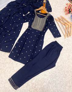 Beau costume de fête avec broderie - Product Image 2