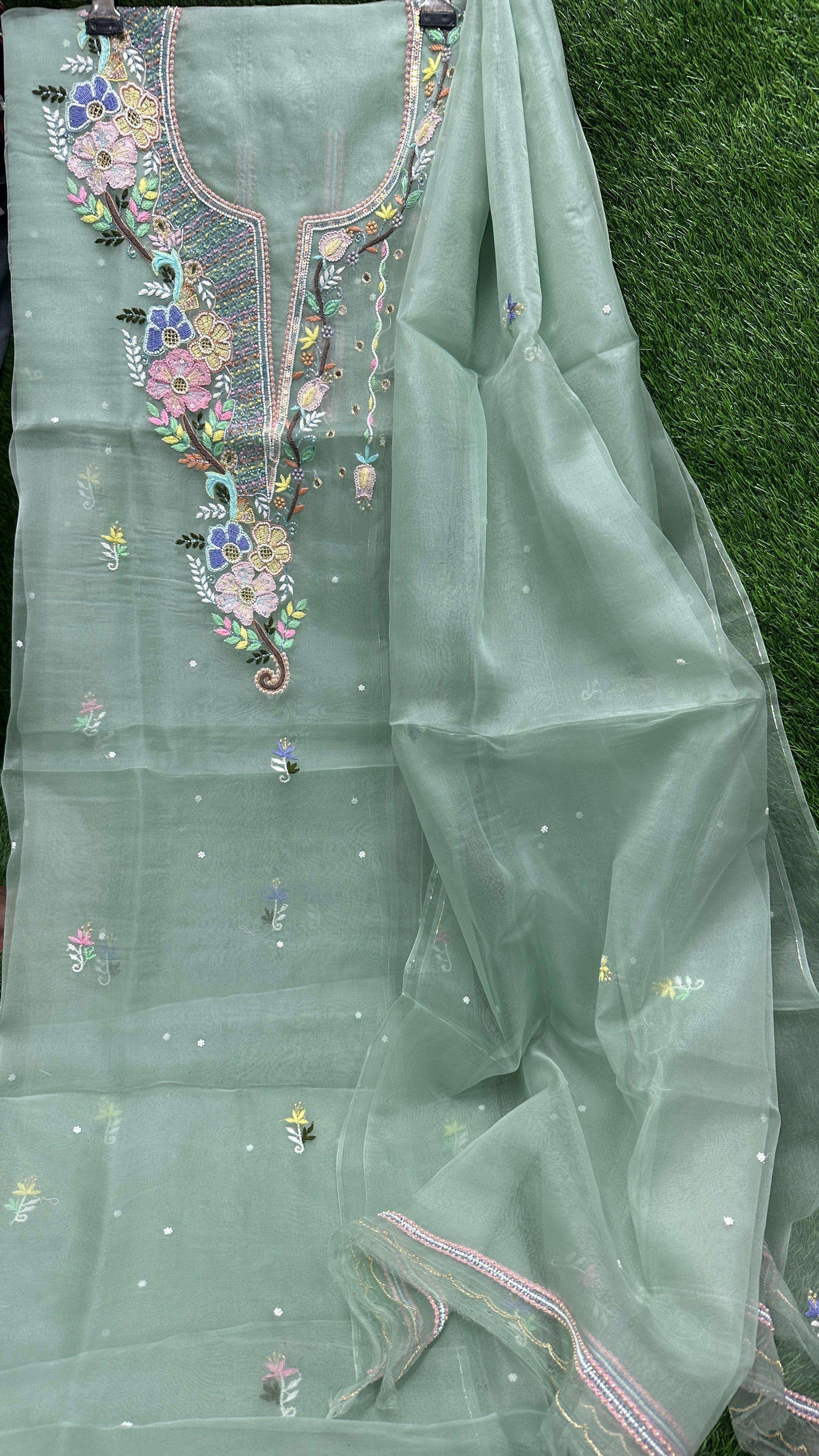 สีเขียว pista