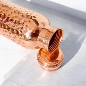 Bouteille d'eau en cuivre de luxe fabriquée à la main étanche écologique cadeau parfait bouteille en cuivre réutilisable avec gobelets pour boisson - Product Image 5