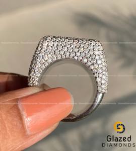 El anillo de Hip Hop de Plata de Ley 925 está completamente helado con diamantes cultivados en laboratorio que emanan un atractivo lujoso y deslumbrante - Product Image 6