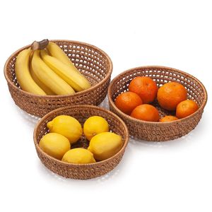 Bol de service rond en rotin rustique parfait pour les présentoirs de pièce maîtresse ou le service de pain pendant les réunions de famille - Product Image 5