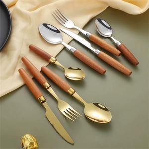 Ensemble de couverts élégants avec manche en bois et têtes dorées pour les cuisines domestiques, les hôtels, les restaurants, les occasions spéciales et les cadeaux - Product Image 2