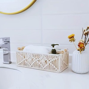 Magnifique panier en macramé blanc, essentiels pour la maison bohème, pour une organisation polyvalente de la maison et une utilisation décorative, en provenance d'Inde - Product Image 2
