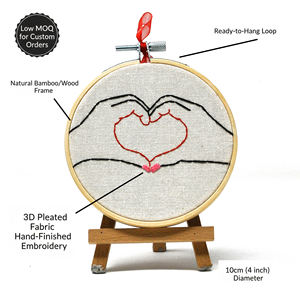 Broderie artisanale en forme de cœur sur cerceau en bois de 10 cm – Décoration murale minimaliste et cadeau romantique – Ornement de maison style DIY - Product Image 2