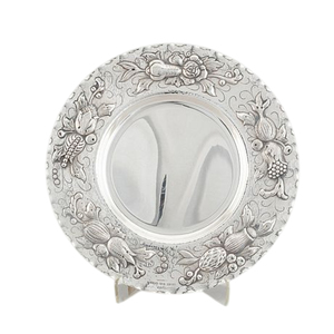 Assiette de présentation en métal argenté luxueuse avec un motif floral et fruitier complexe, idéale pour la décoration de table de luxe - Product Image 1