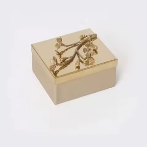 Brilliance élégante d'un bol en métal pour chocolat avec couvercle design ajoute une touche de luxe à toute présentation de dessert - Product Image 1