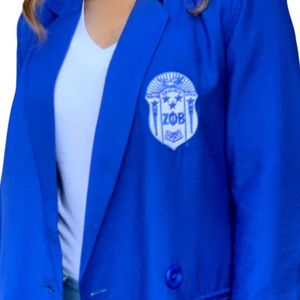 Blazer petit ami bleu royal avec écusson brodé pour les réunions de sororité et les vêtements professionnels élégants - Product Image 3